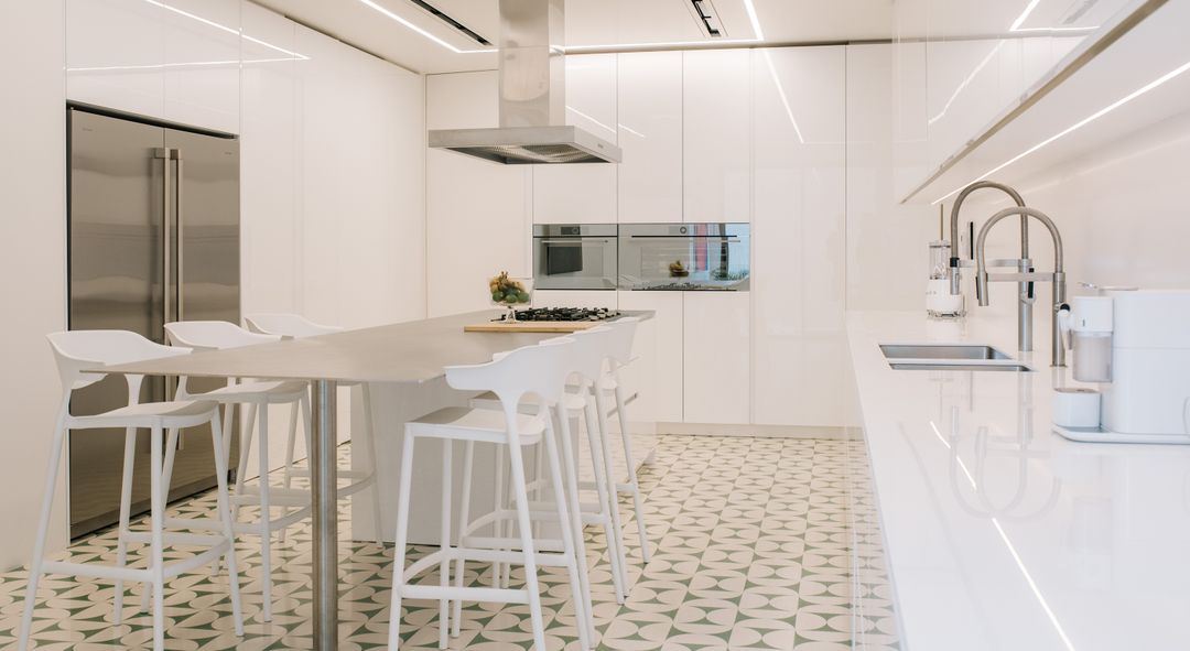 High-gloss white kitchen in Kraytem