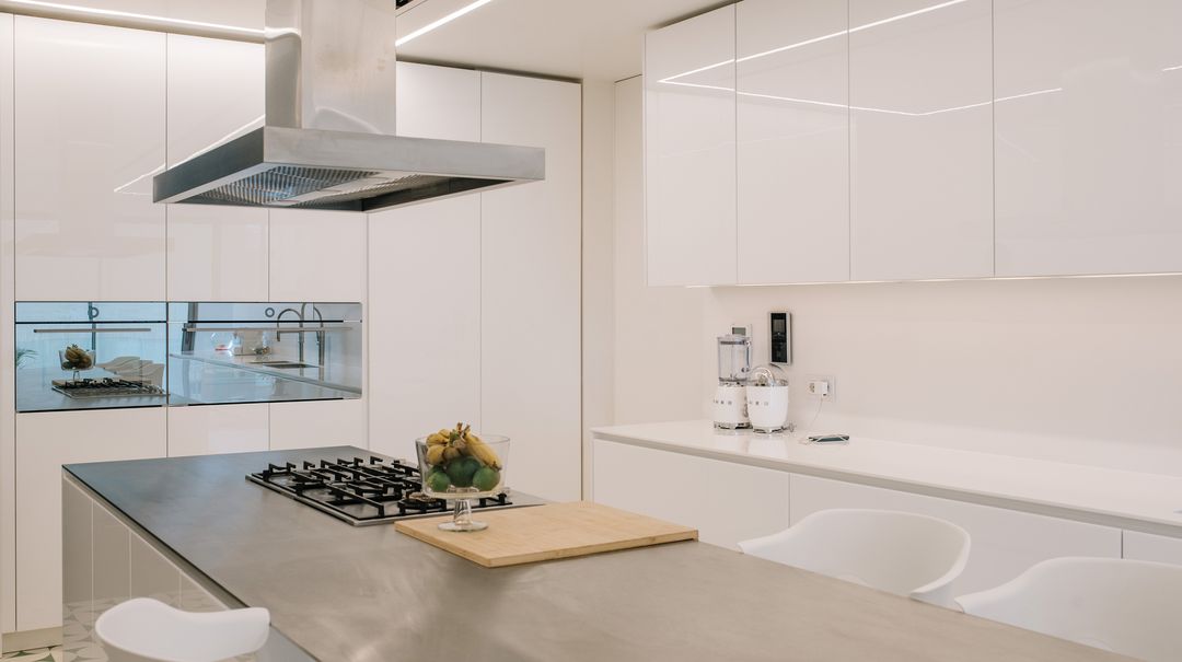 High-gloss white kitchen in Kraytem, view 3