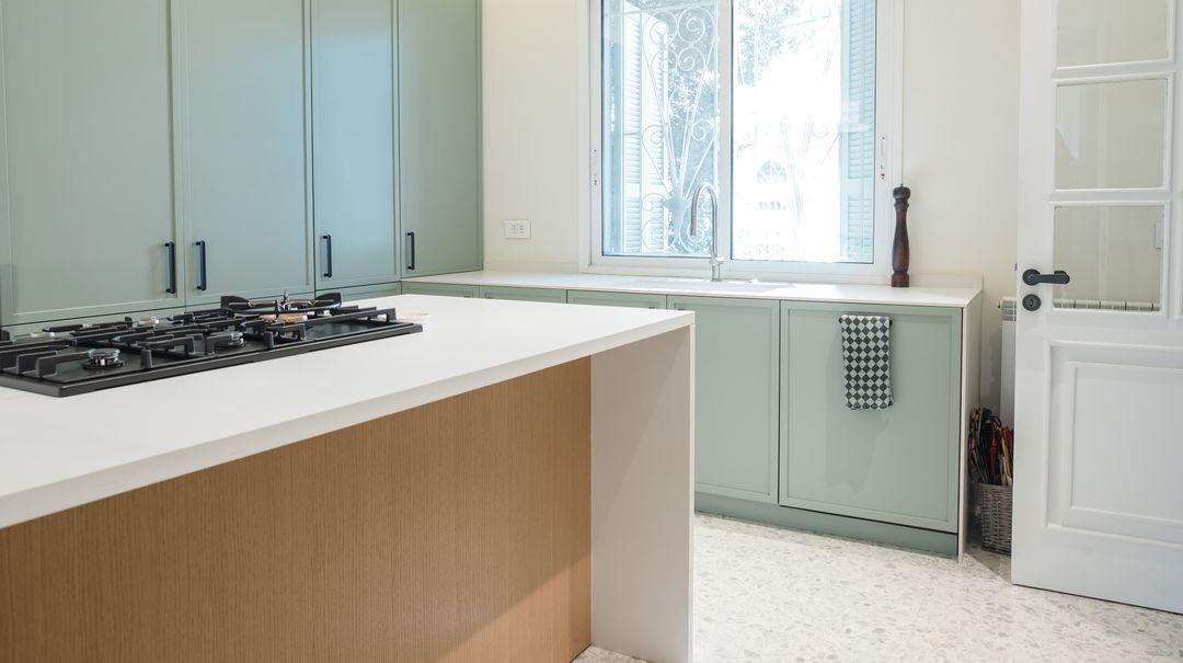 Oak and green lacquer kitchen in Beit Meri, view 3