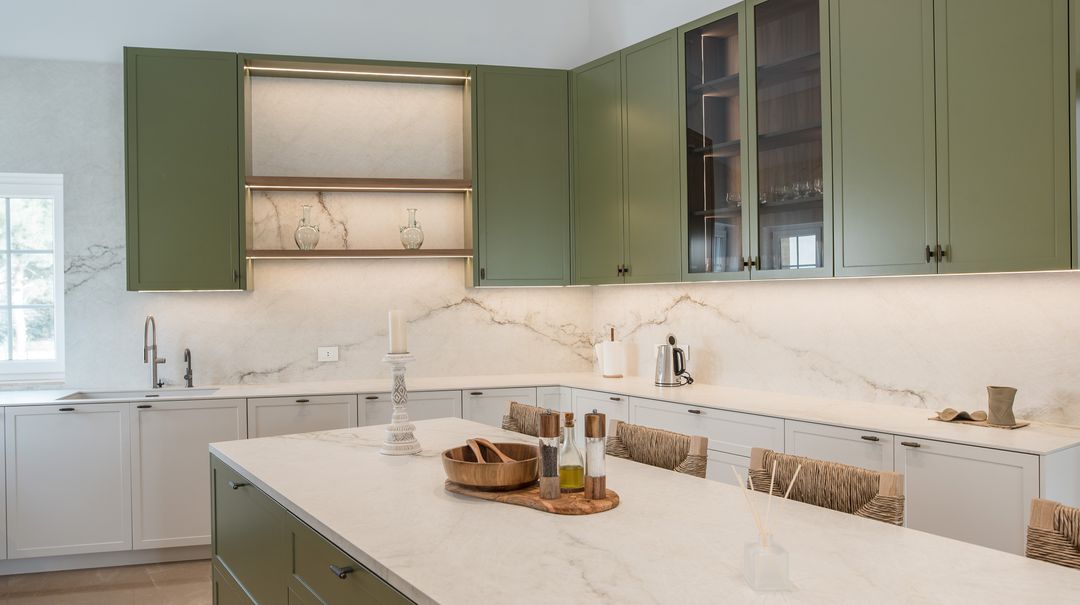 Classic green and white kitchen in Mechref, view 3