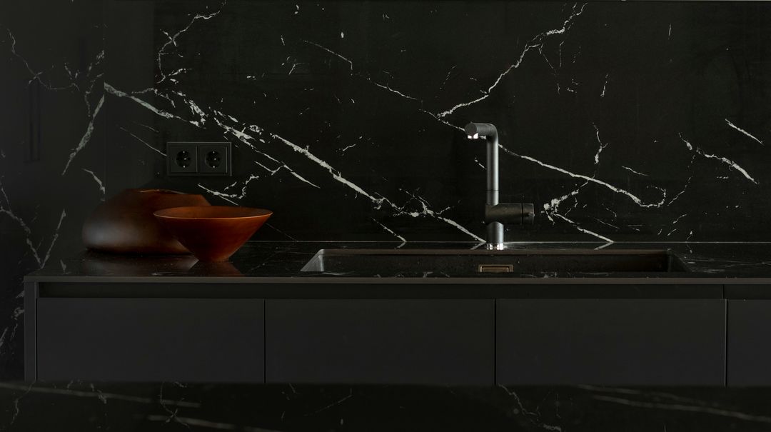 Black-and-white kitchen in Sayaneh, view 3
