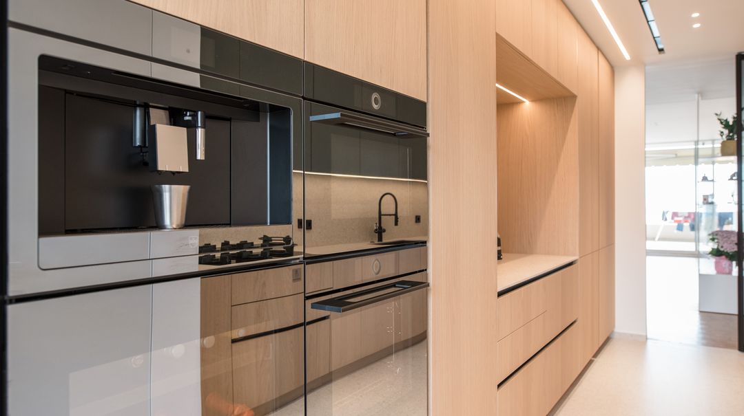 Ivory Oak and olive green kitchen in Jounieh, view 3