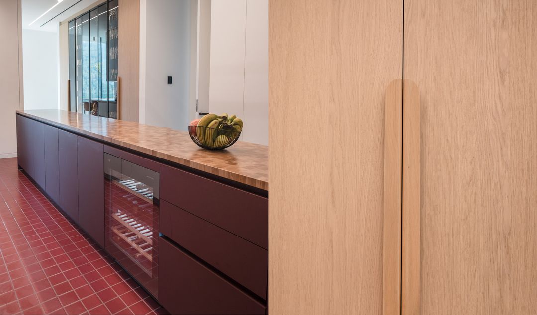 Chili Ground and Ivory Oak kitchen in Cornet Chehwan, view 4