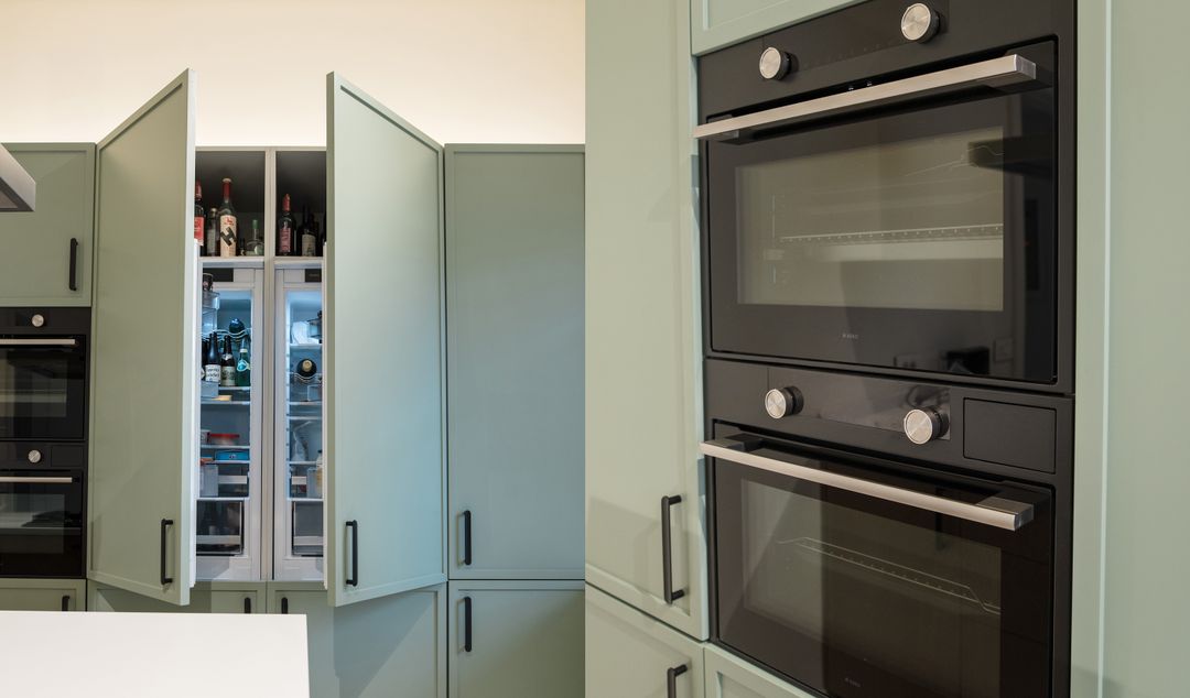 Oak and green lacquer kitchen in Beit Meri, view 7