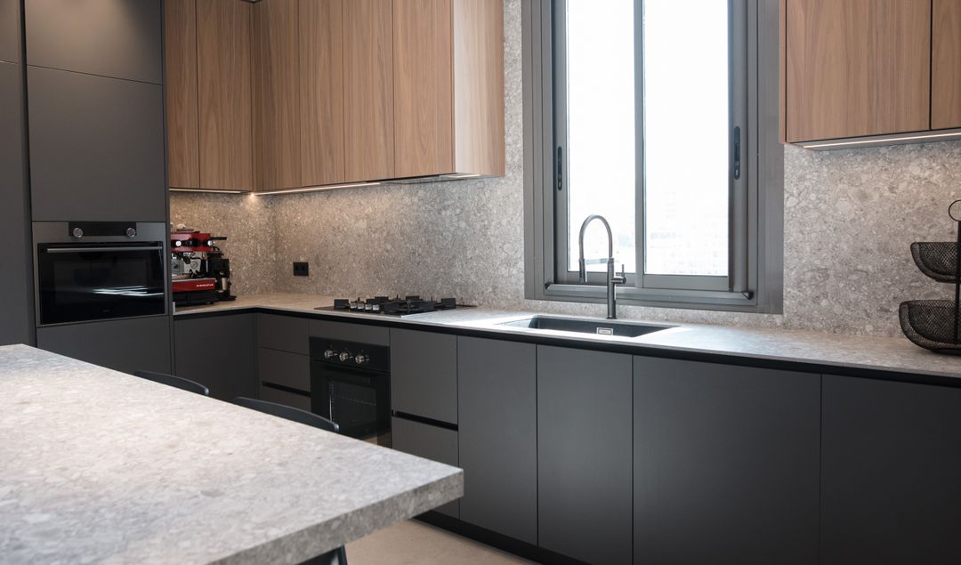 Walnut and graphite kitchen in Sin El Fil, view 6