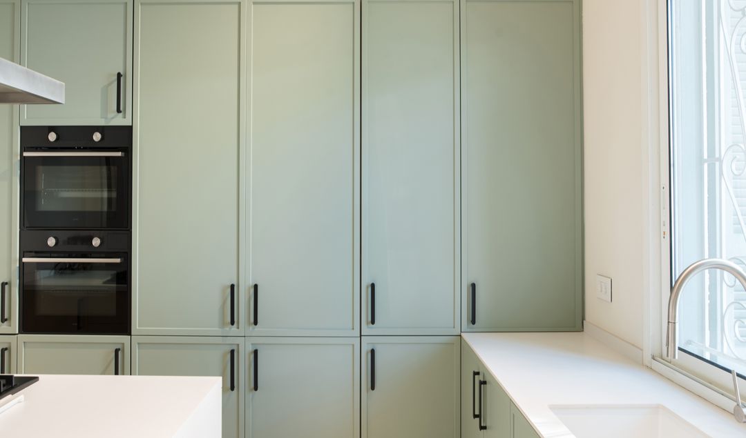 Oak and green lacquer kitchen in Beit Meri, view 6