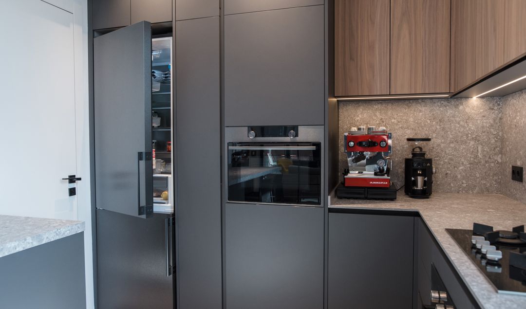 Walnut and graphite kitchen in Sin El Fil, view 9