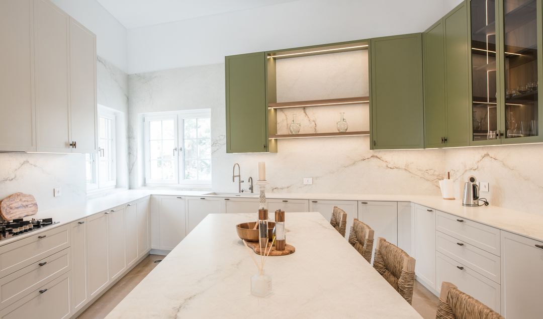 Classic green and white kitchen in Mechref, view 9