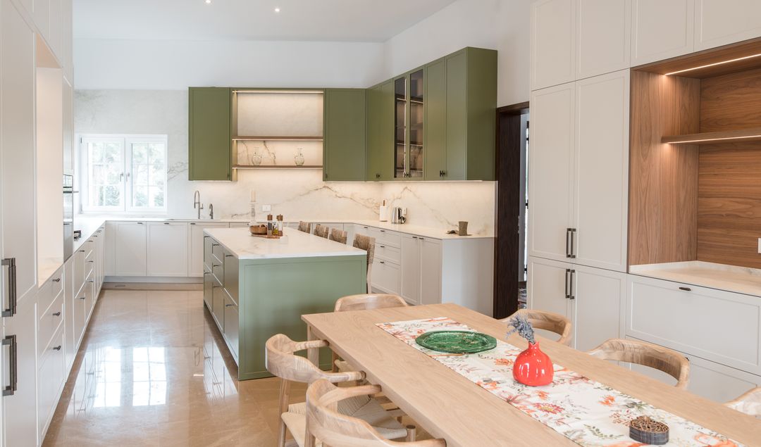 Classic green and white kitchen in Mechref, view 15