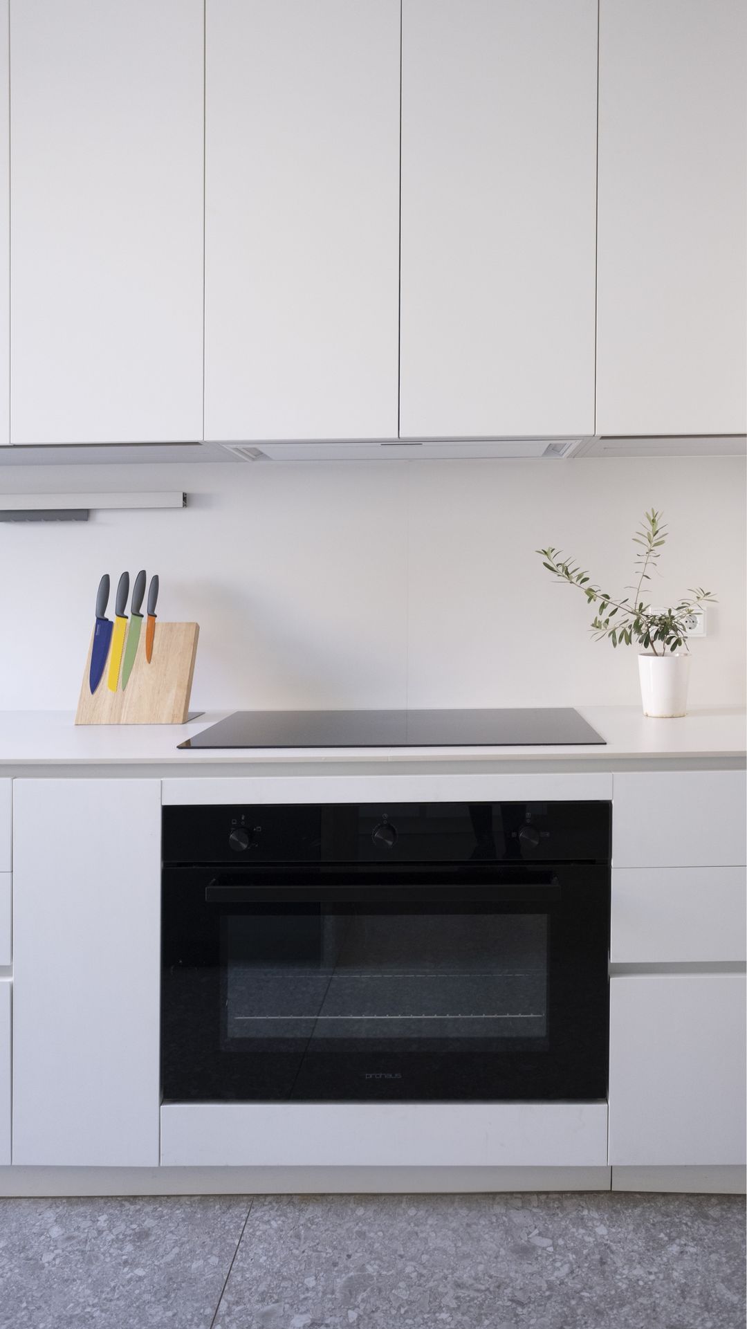 Flush-set cooking appliances in a minimal kitchen, Cornet Chehwan
