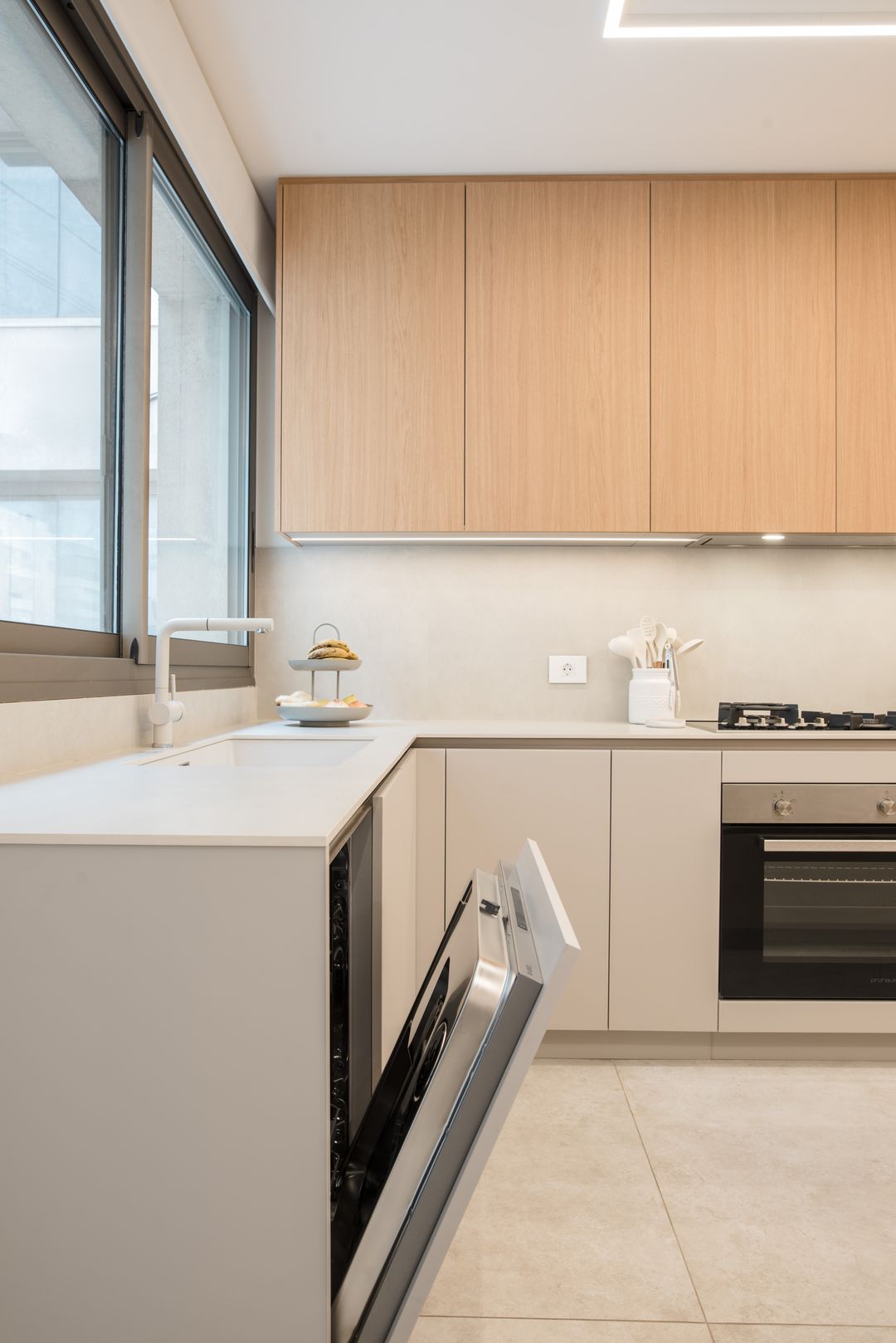 Ivory Oak and Crystal Sabbia kitchen in Ashrafieh, view 4
