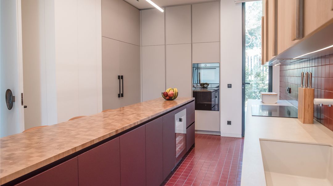 Chili Ground and Ivory Oak kitchen in Cornet Chehwan, view 3