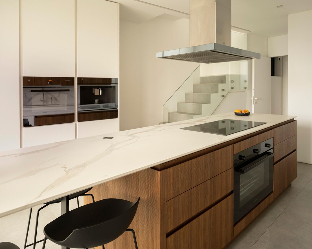 White Fenix and walnut kitchen in Zeitouna