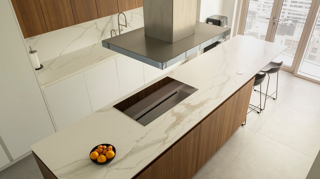 White Fenix and walnut kitchen in Zeitouna, view 8