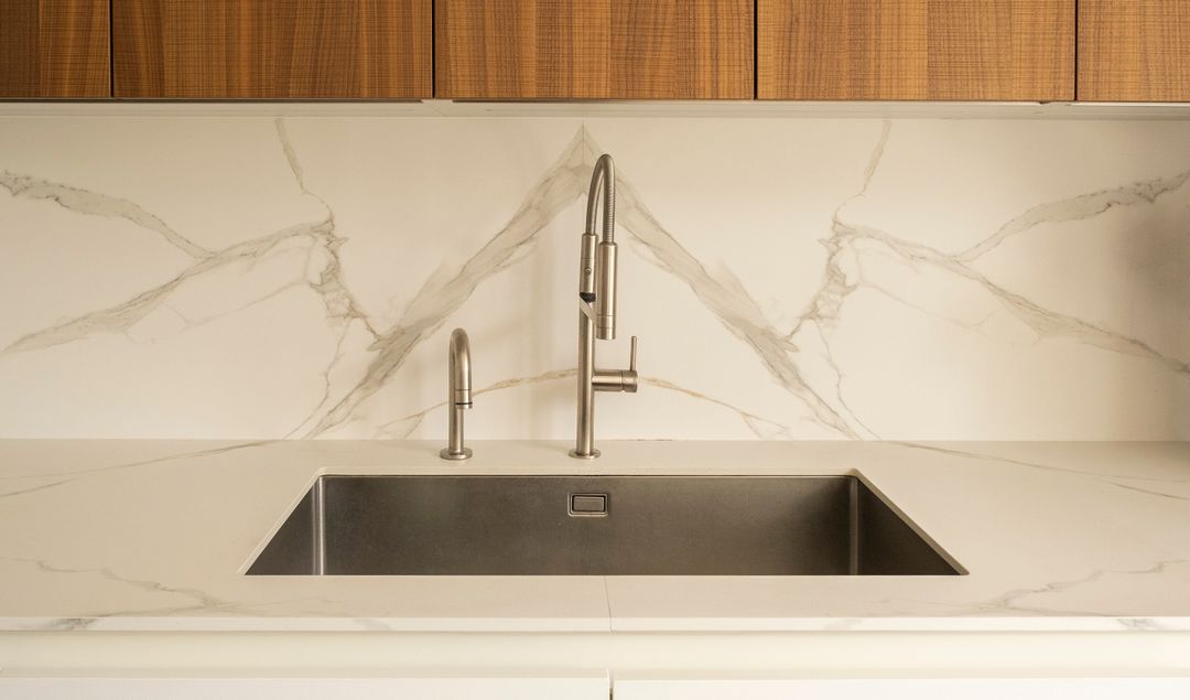 White Fenix and walnut kitchen in Zeitouna, view 6