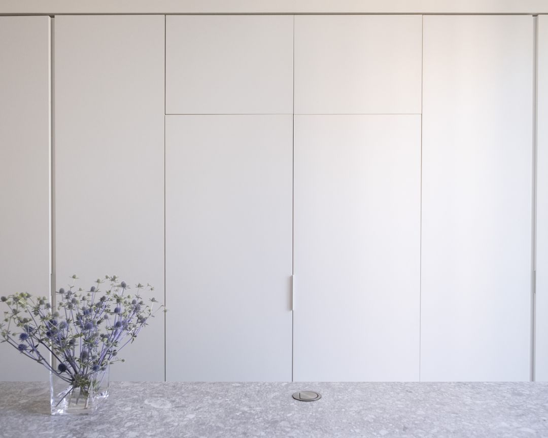 Minimal kitchen in Cornet Chehwan, view 3