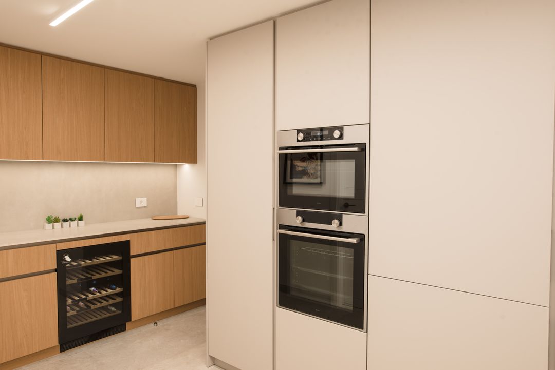 Ivory Oak and Crystal Sabbia kitchen in Ashrafieh, view 3
