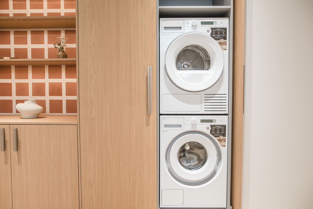Oak laundry room in the showroom, view 4