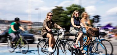 Menschen fahren in der Stadt auf dem Fahrrad