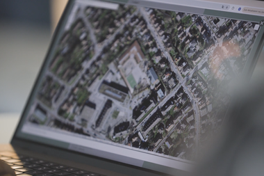 Die Satellitenansicht einer Karte auf einem Laptop.