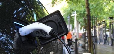 Ein Ladekabel steckt in einem Elektroauto