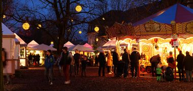 Menschen auf dem Weihnachtsmarkt in Detmold