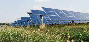 Ein Solarpark auf freiem Feld