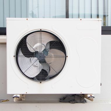 Das Außengerät einer Wärmepumpe oder Klimaanlage