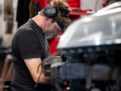 Mekaniker arbetar med en motor