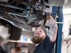 Arbete under en upplyft bil