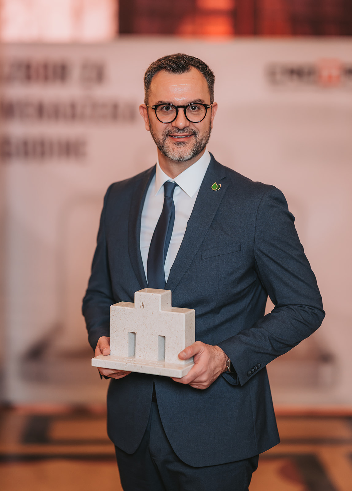 Manager of the Year 2025 award: Matija Zulj, CEO of AGRIVI, holding the HUM-CROMA trophy