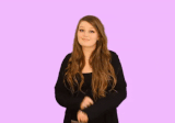 Vrouw wijst op horloge (geanimeerd)