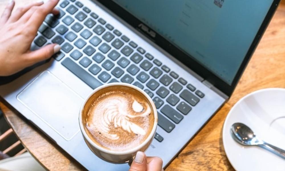 Laptop en koffie