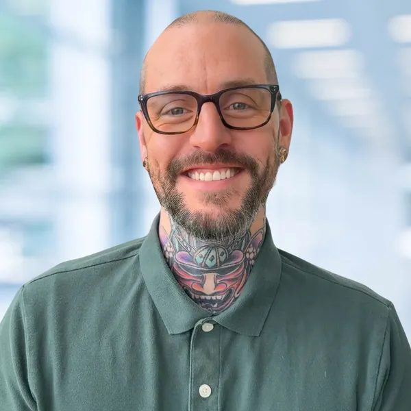 Corporate headshot example: placement mockup, real photo enhanced by AI