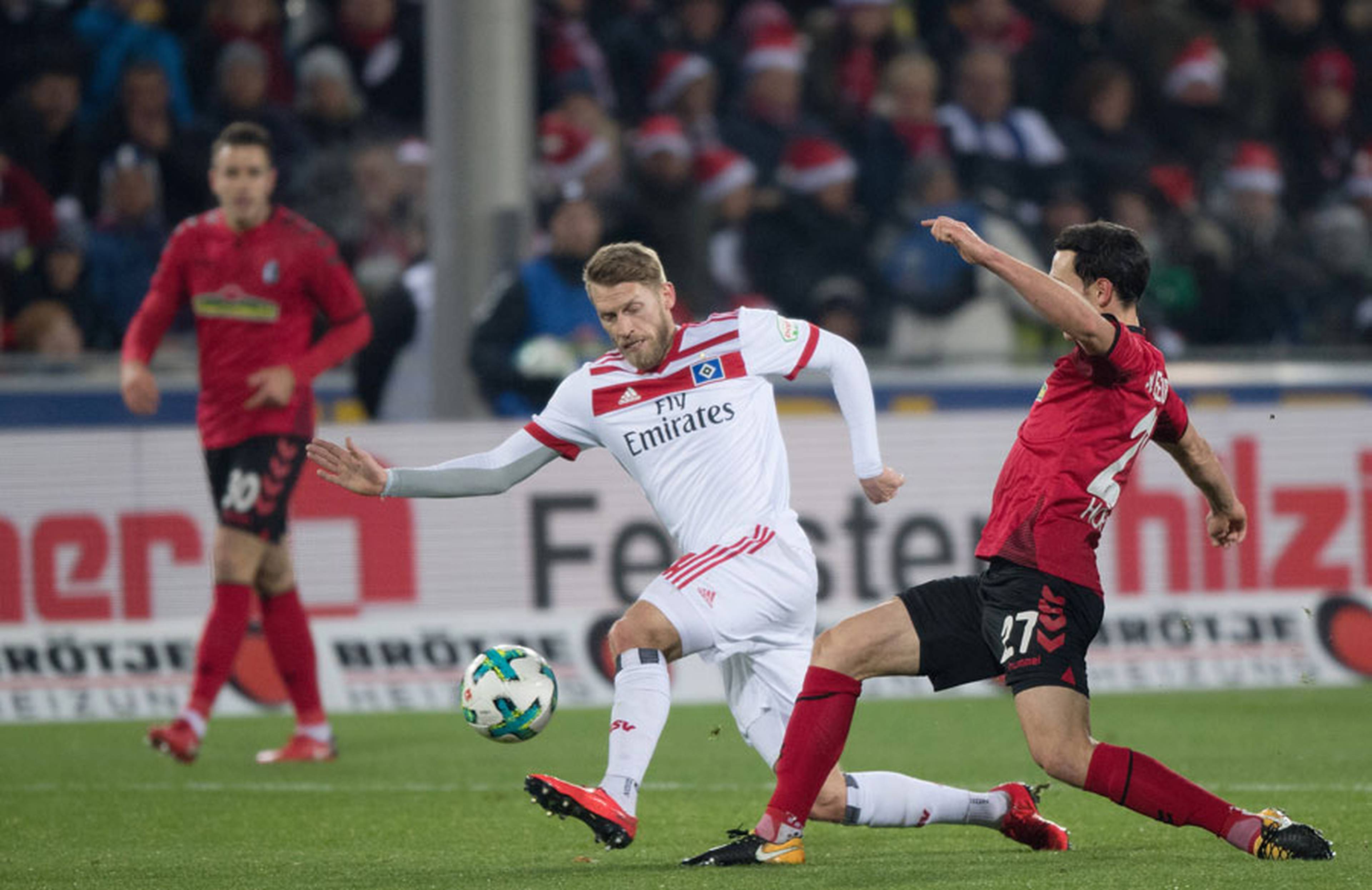Aaron Hunt im Zweikampf um den Ball.