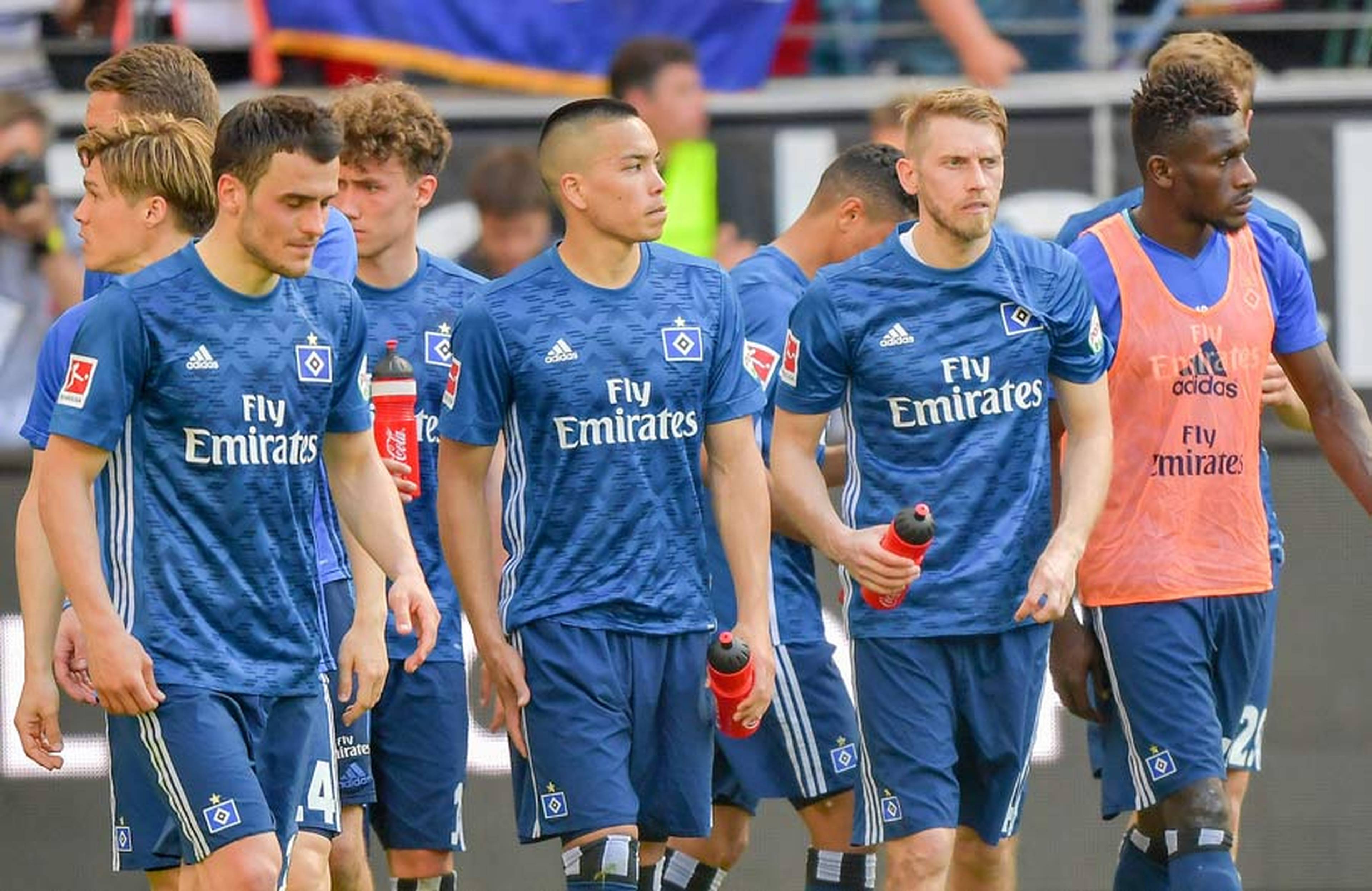 Mehrere Spieler gehen enttäuscht vom Feld.
