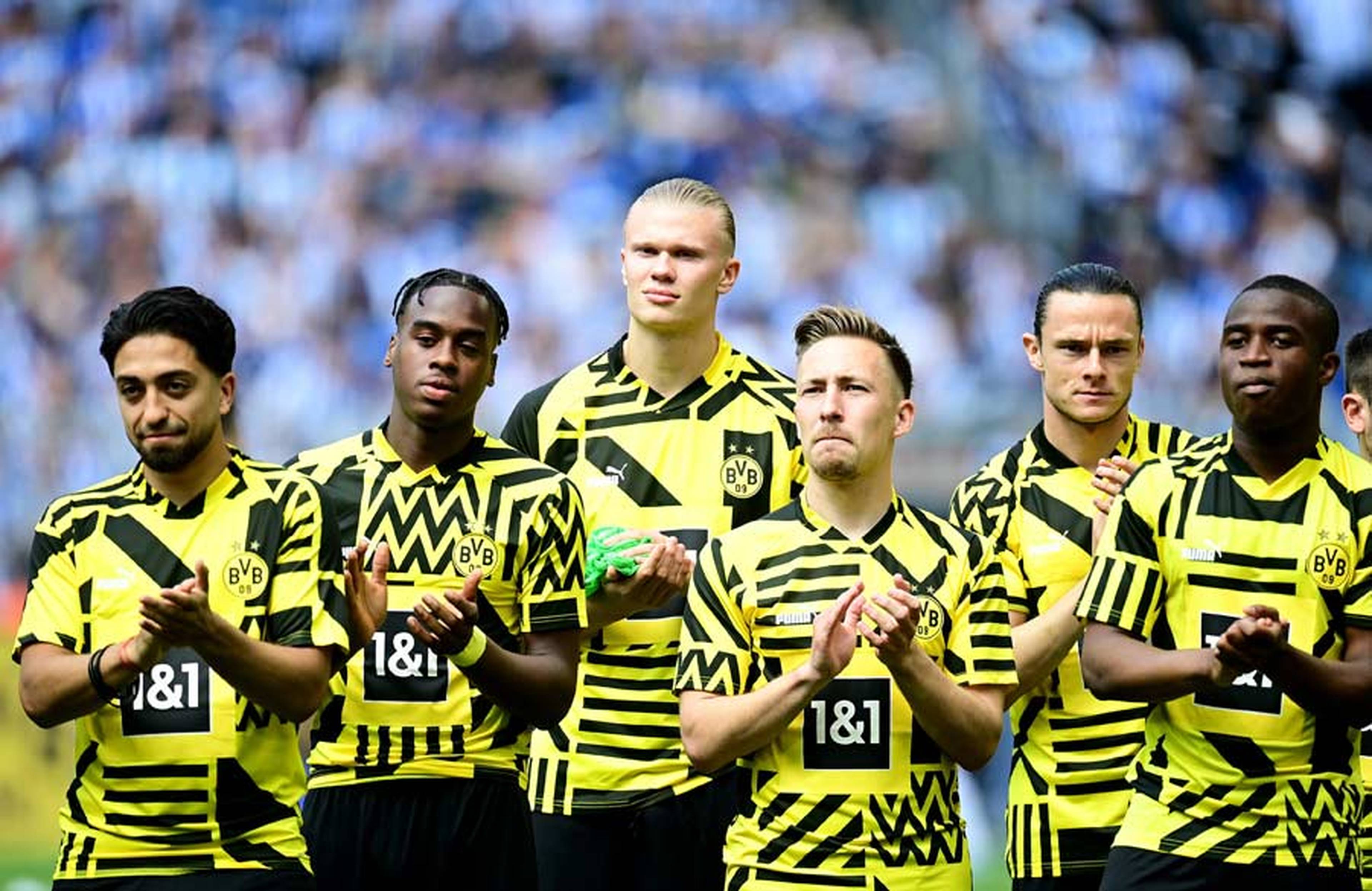 Pherai (l.) im BVB-Trikot anno 2022 neben seinen alten Mannschaftskameraden Bynoe-Gittens, Haaland, Passlack, Schulz und Moukoko.