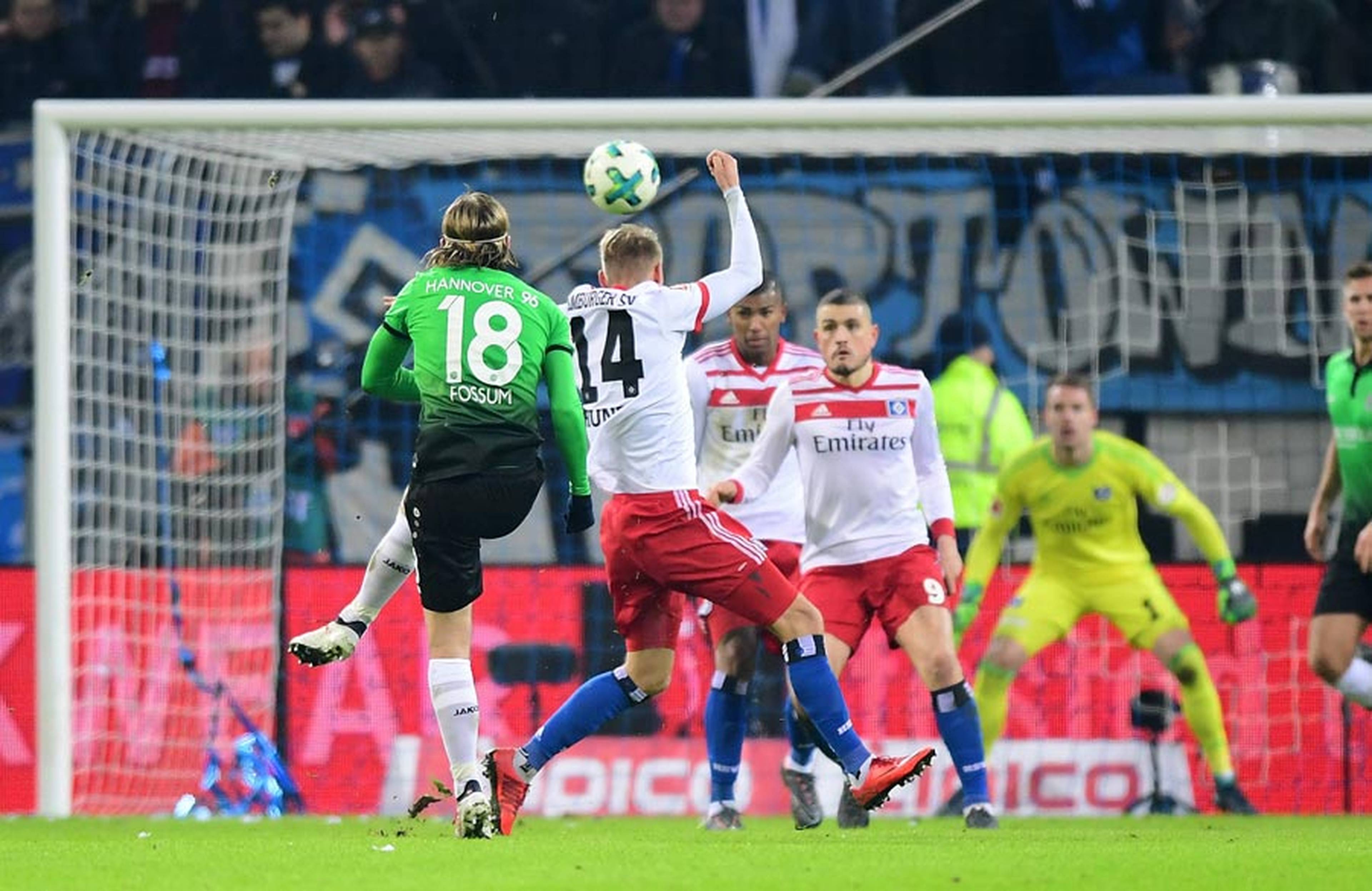 It was already too late: Fossum sends the ball into the HSV net after a cleared corner.