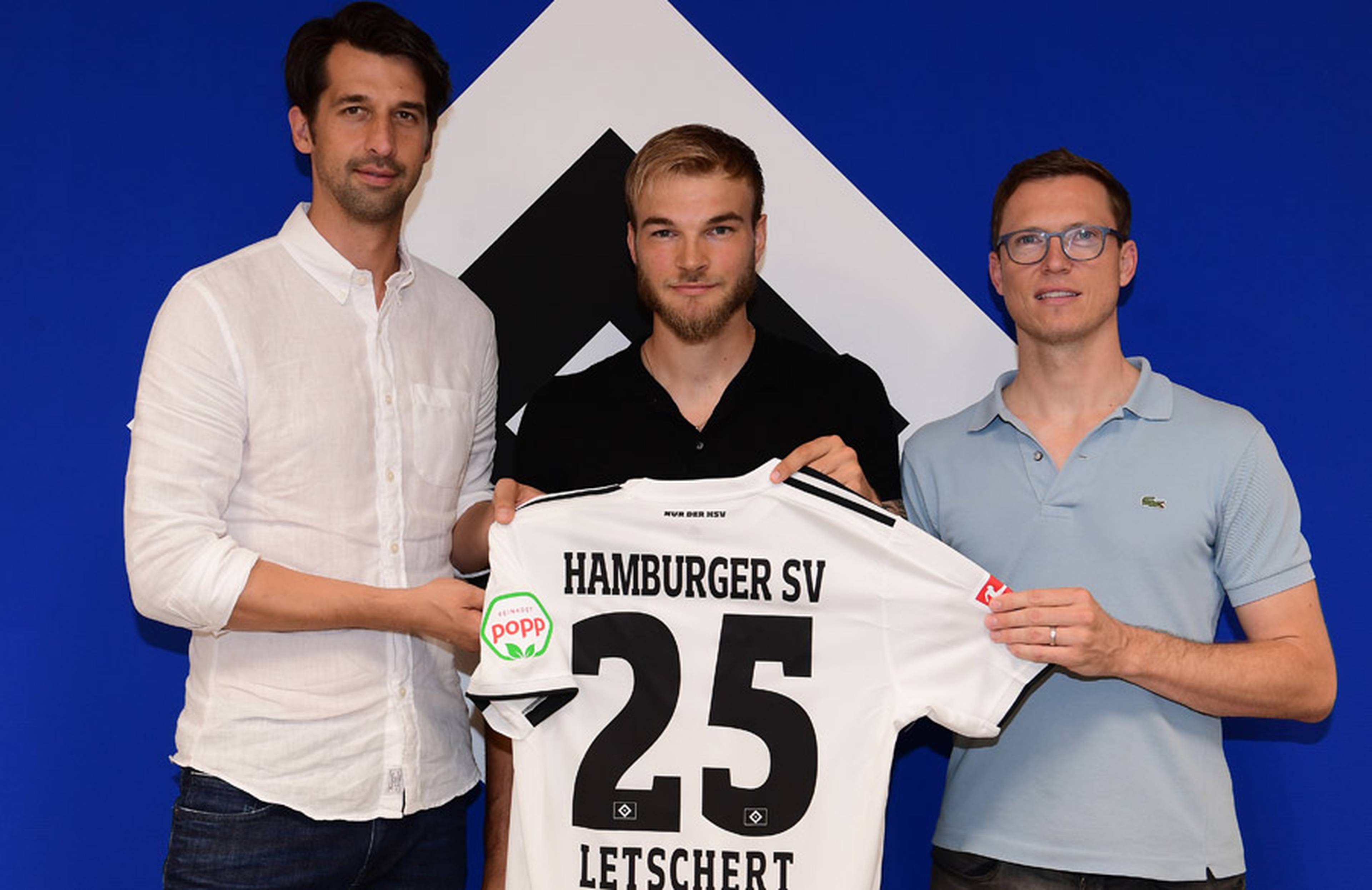Jonas Boldt (li.) und Michael Mutzel (re.) stehen mit Timo Letschert und halten das Trikot mit der 25 hoch.