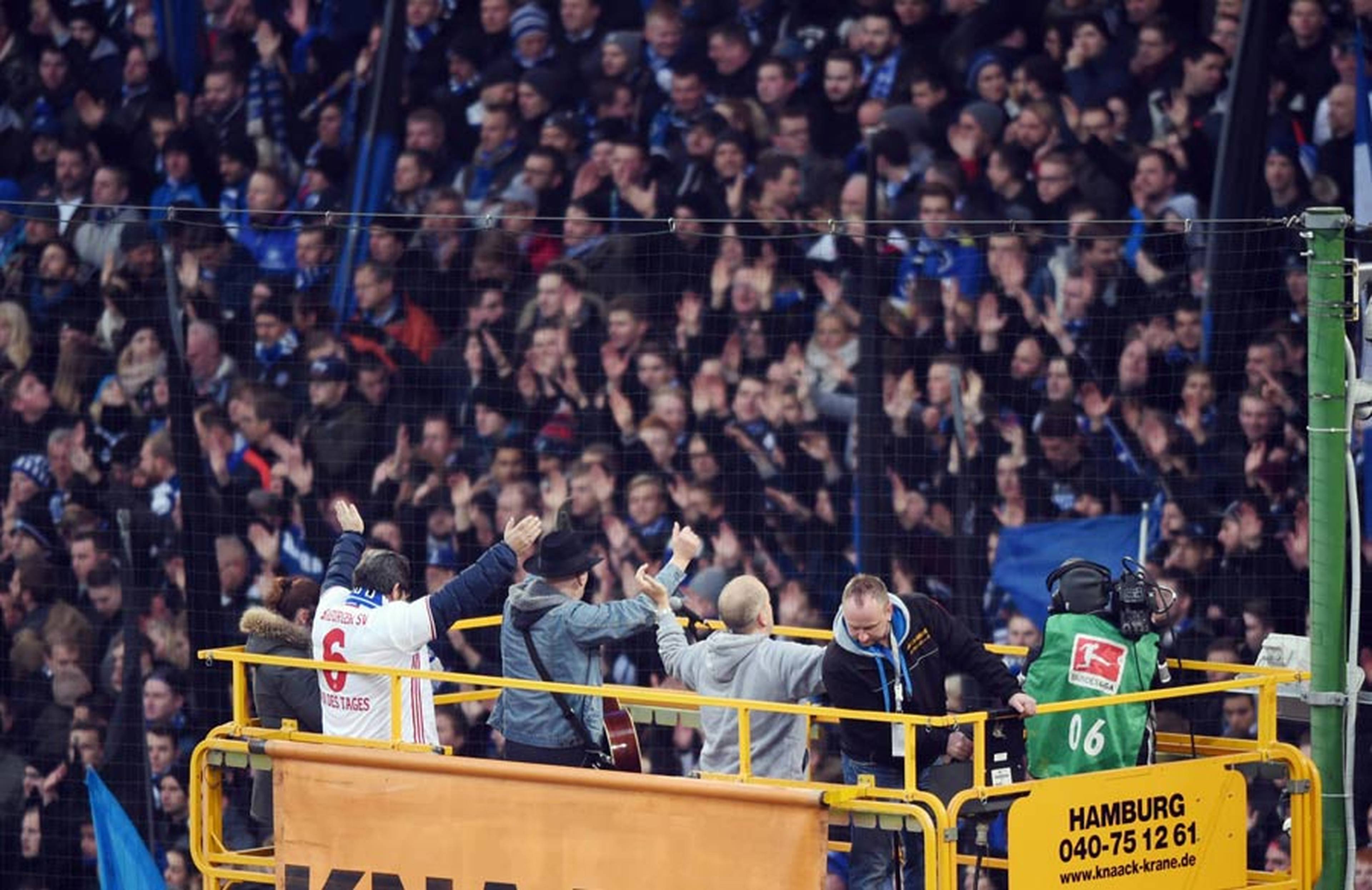 Lotto King Karl steht auf dem Kran vor der Nordtribüne.
