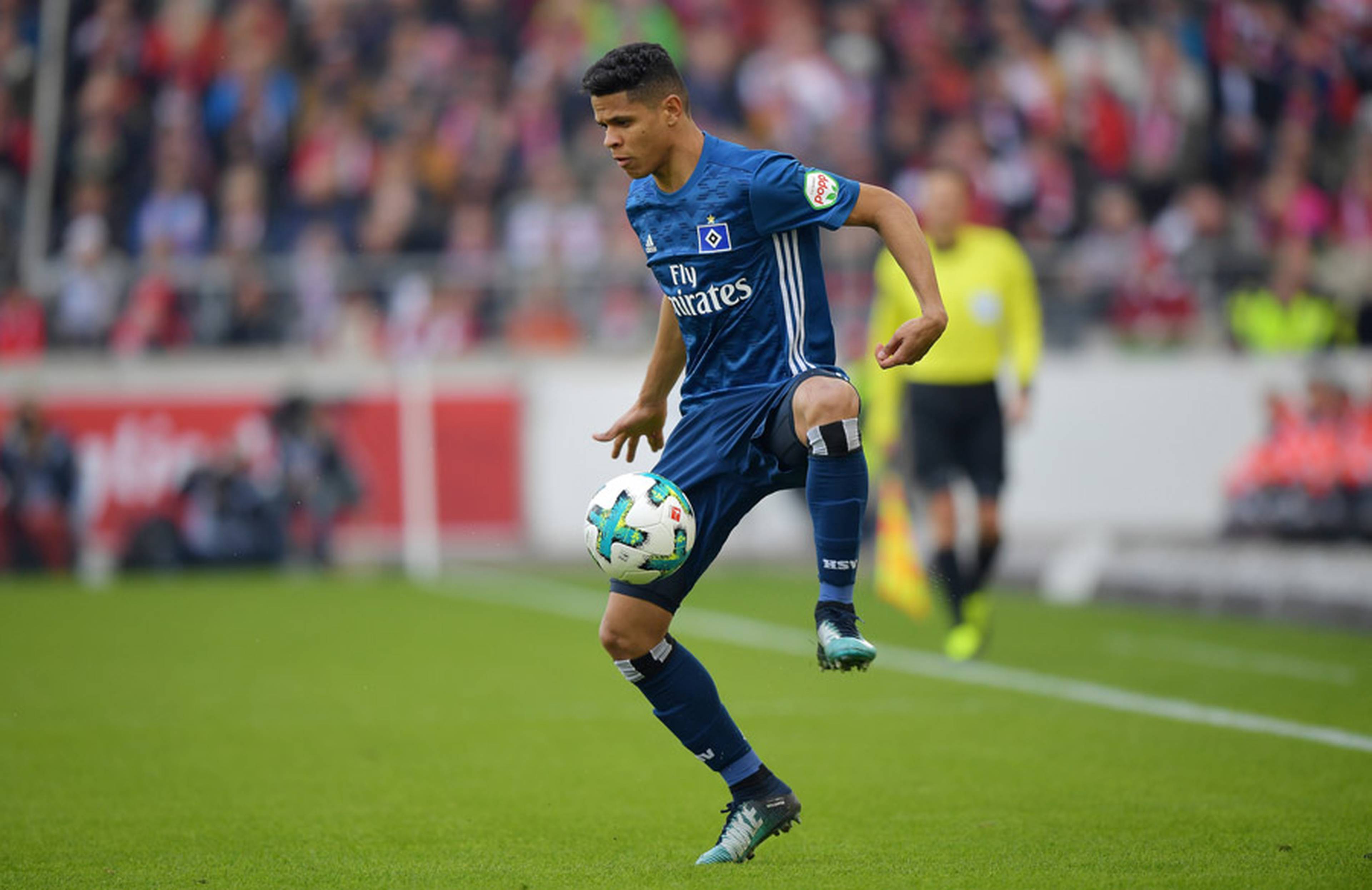 Douglas Santos nimmt den Ball an.