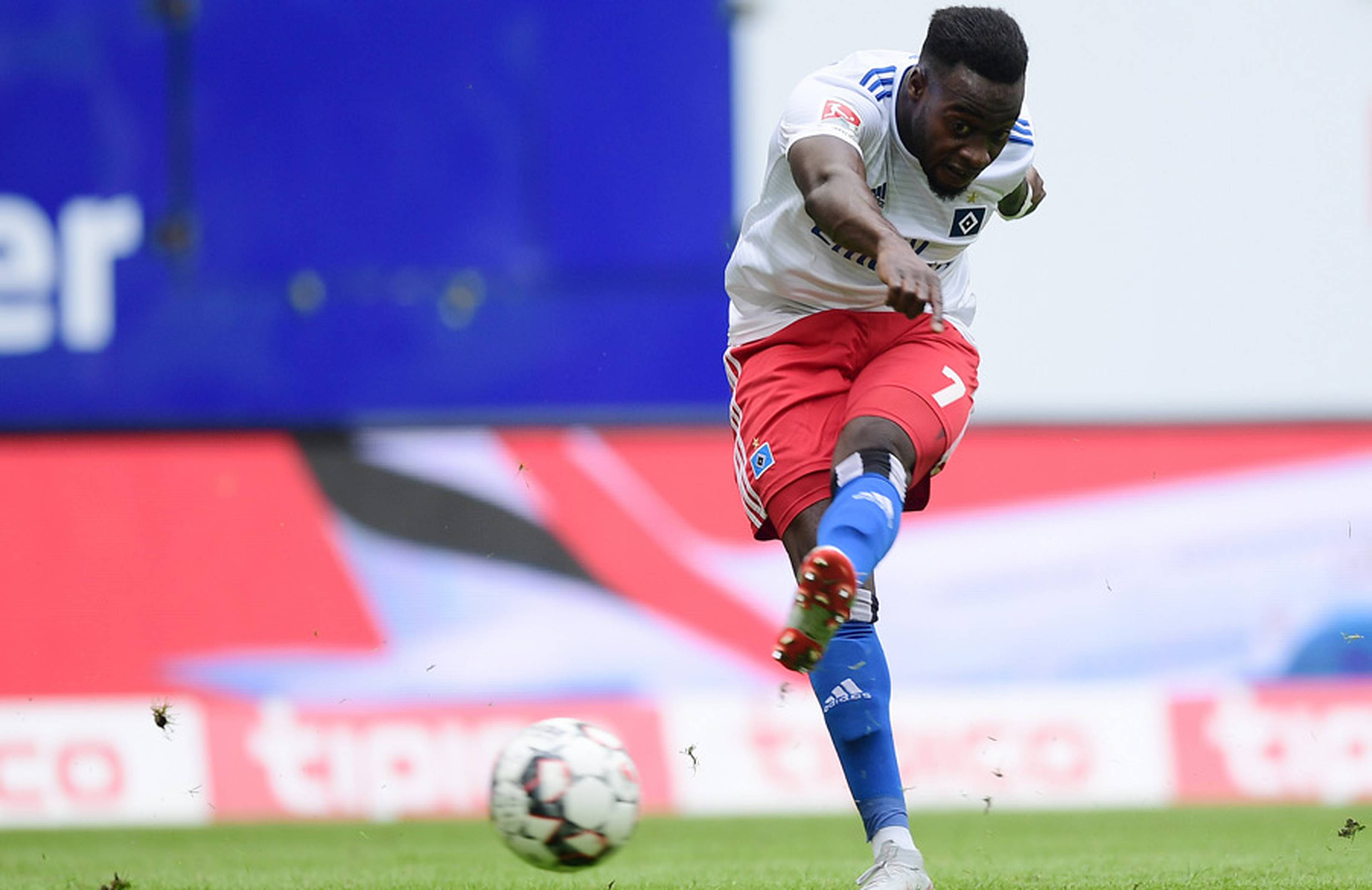 Khaled Narey schießt den Ball.