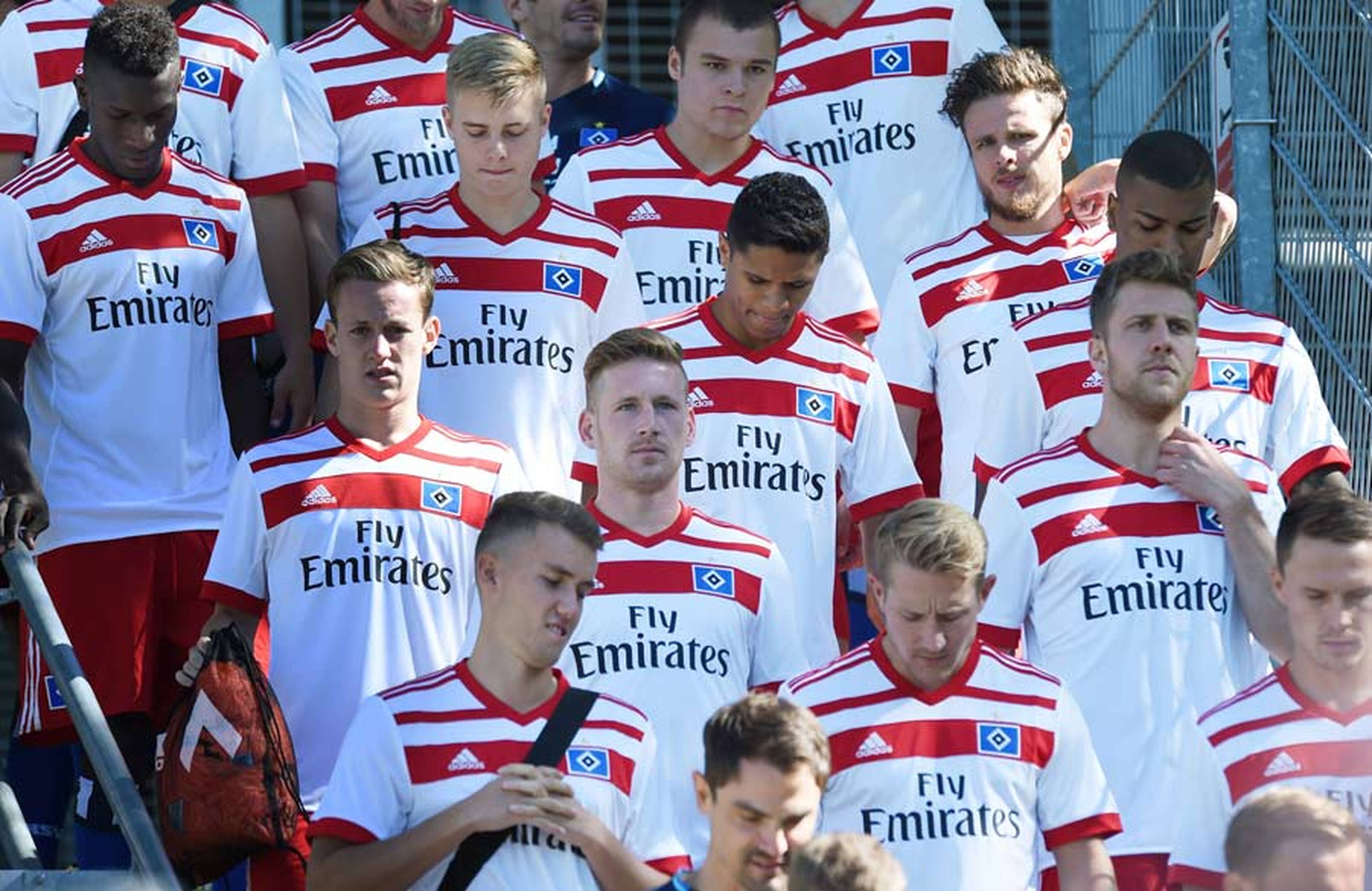 Jonas Behounek geht zusammen mit seinen Mitspielern zum Training.