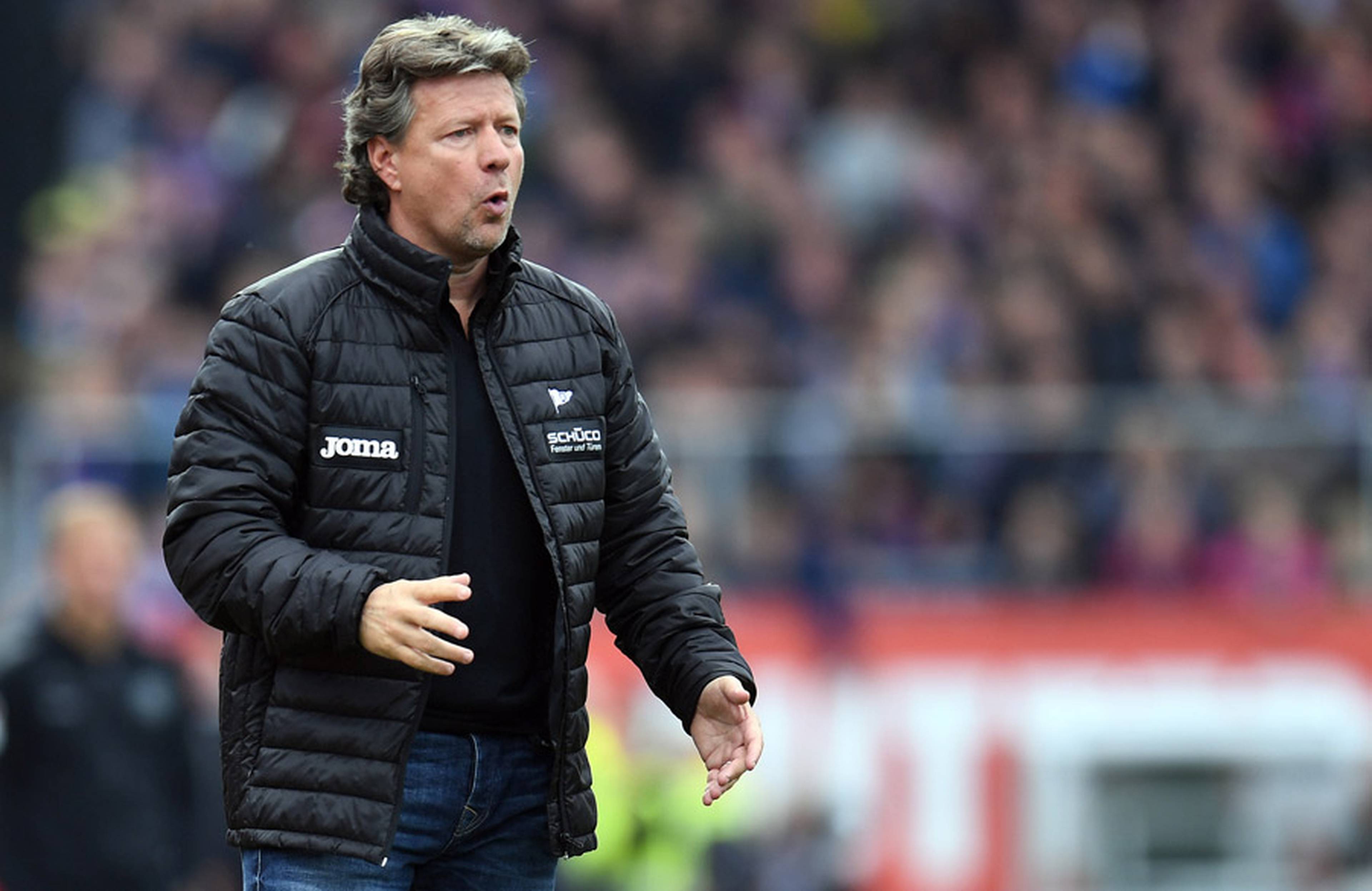Jeff Saibene steht am Spielfeldrand.