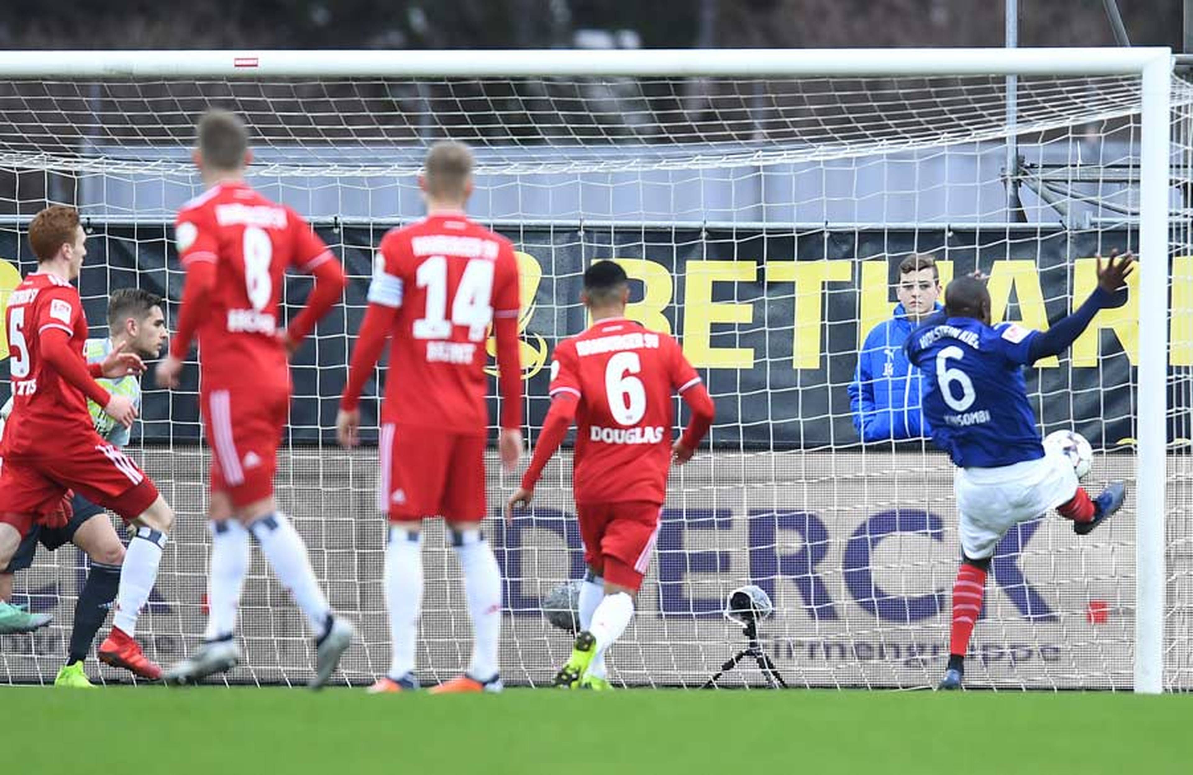 Kiel cut created chances too easily, as they did for the third goal scored by Kinsombi.