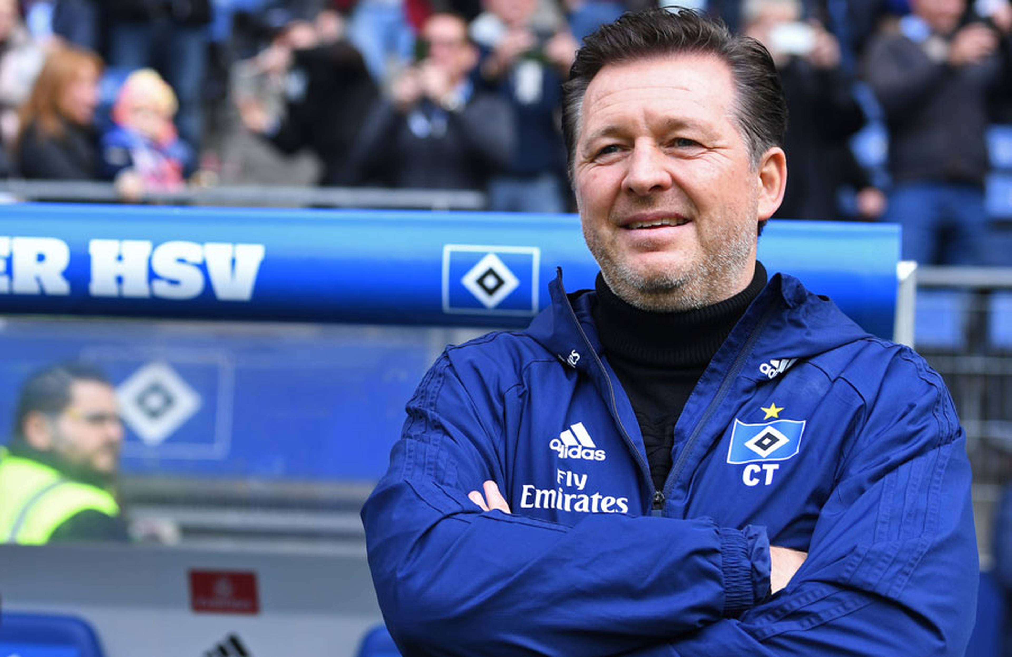 Christian Titz steht vor der Trainerbank.