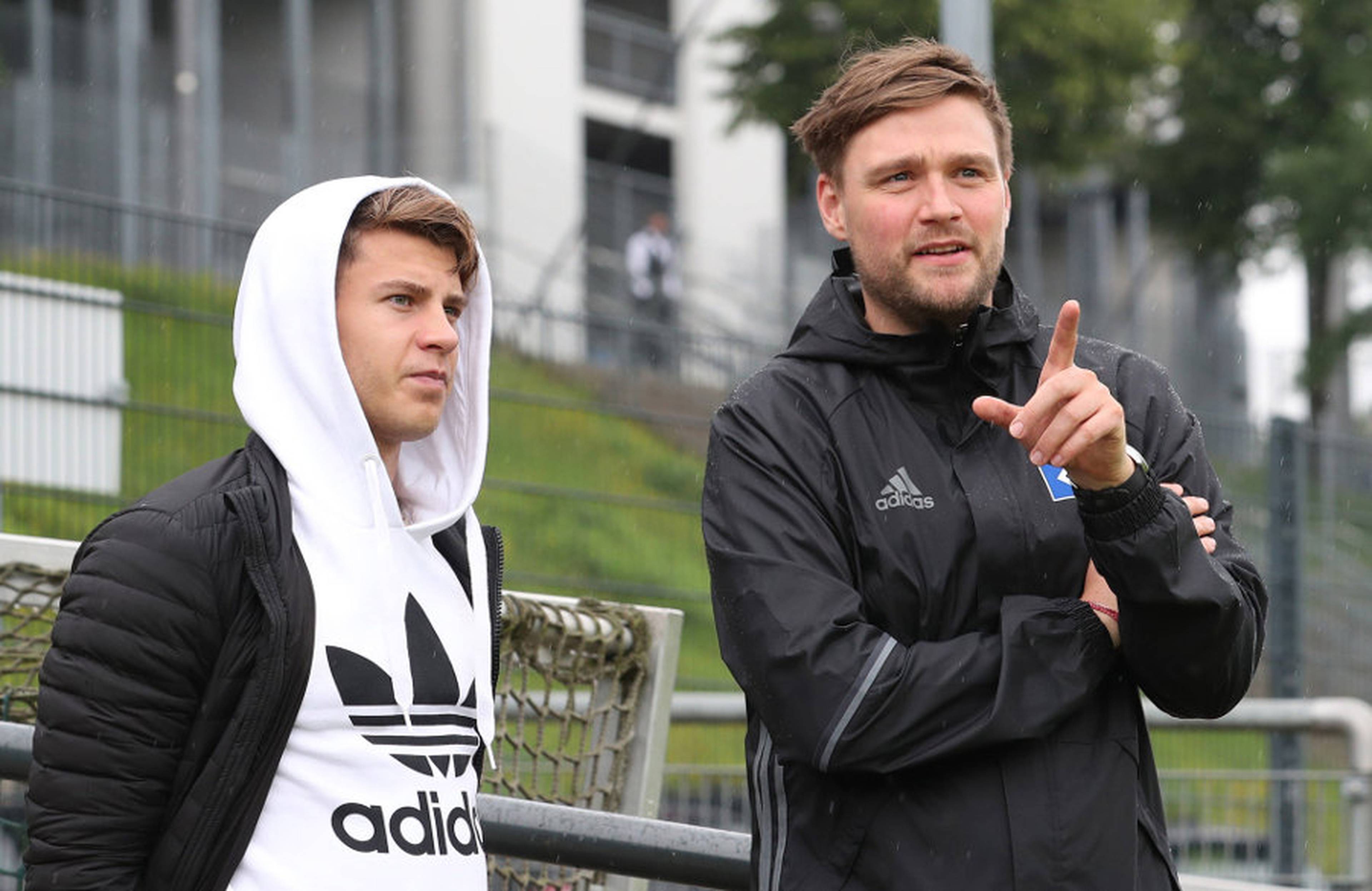 Am Rande des U21-Testspiels gegen Kolding: Frank Weiland (r.) im Gespräch mit Mats Köhlert. 