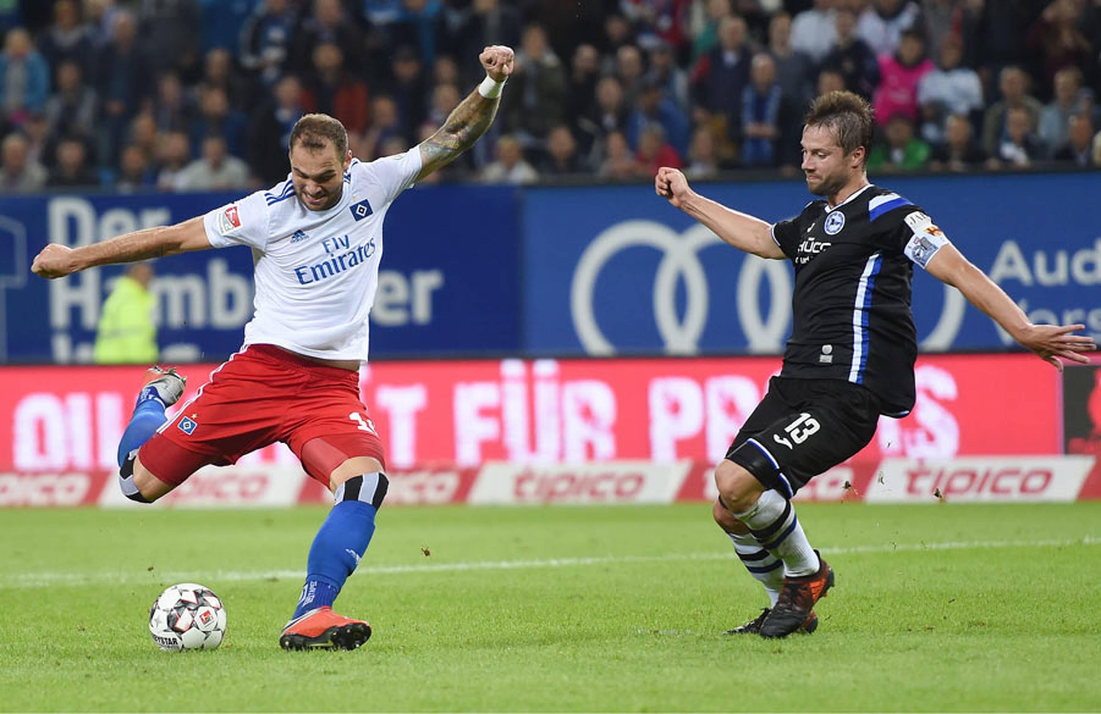 Die Vorentscheidung: Pierre-Michel Lasogga dreht sich nach Vorarbeit von Aaron Hunt im Strafraum auf engstem Raum und haut den Ball wuchtig zum 2:0 ins Netz.
