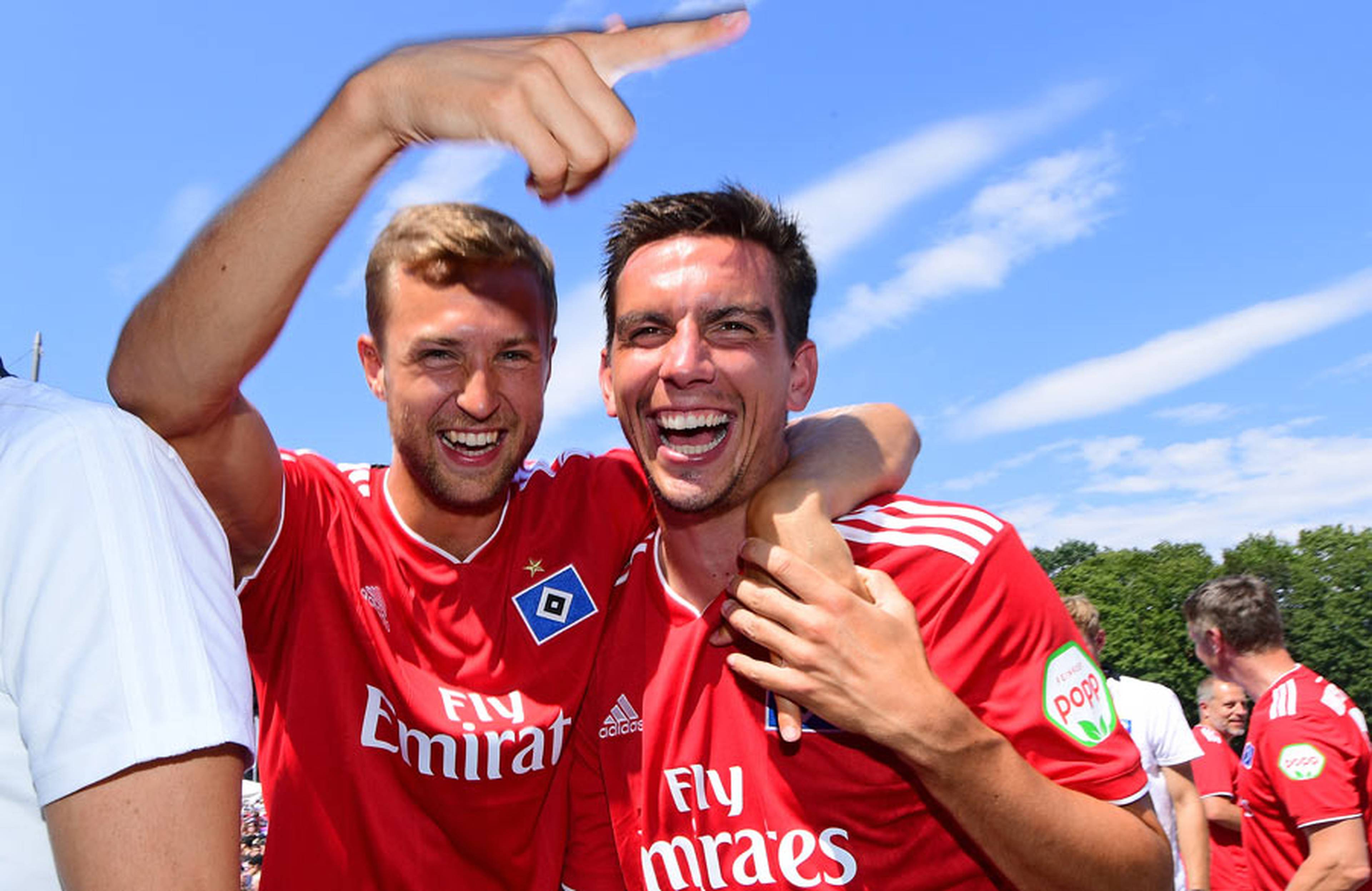 Matti Steinmann und Christoph Moritz liegen sich auf der Bühne in den Armen. 