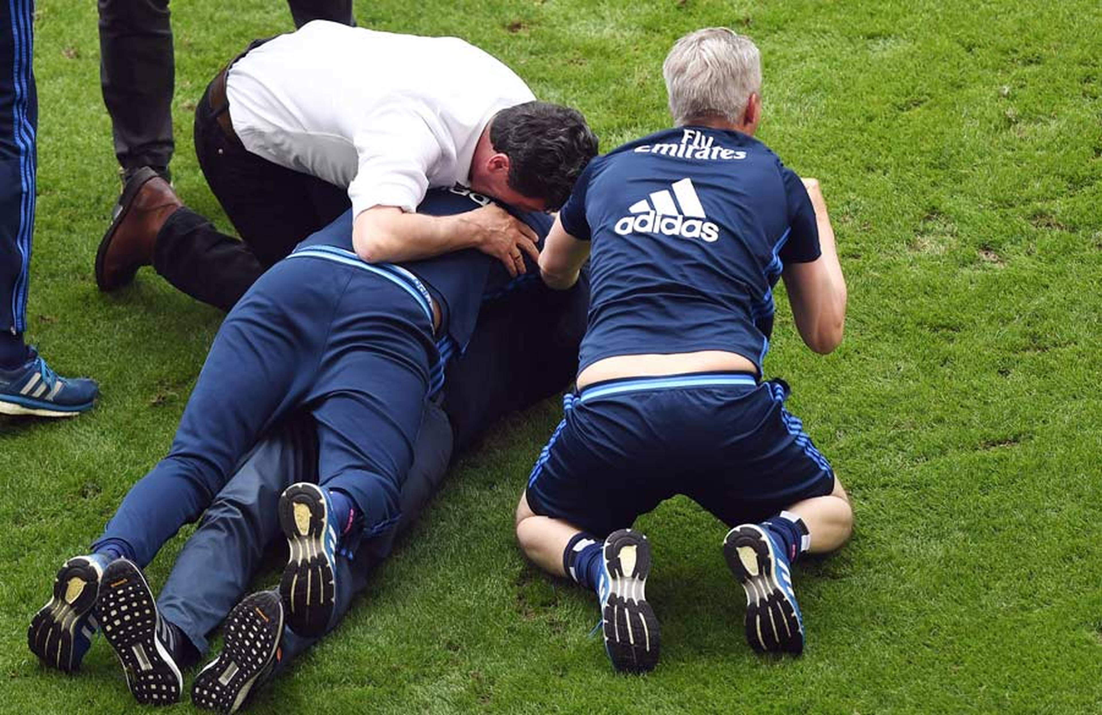 Jens Todt and the coaching staff celebrate the final whistle against Wolfsburg.